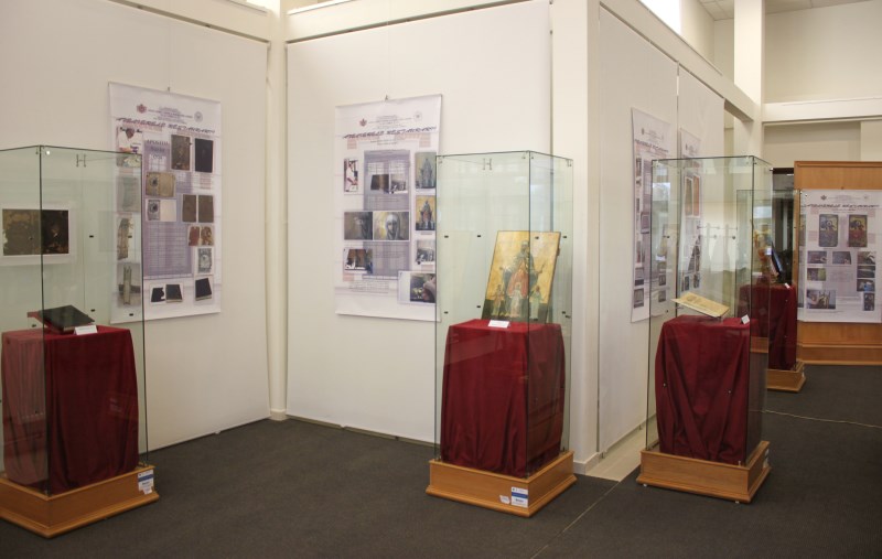 Carte veche şi icoană