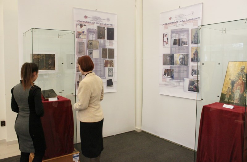 Carte veche şi icoană