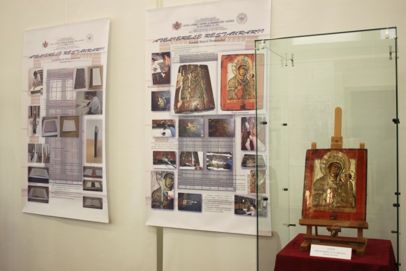 Carte veche şi icoană